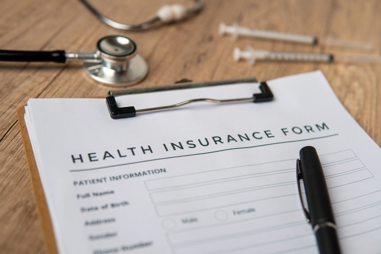 Read more about the article Workers’ Compensation vs. Health Insurance: A Guide for Business Owners